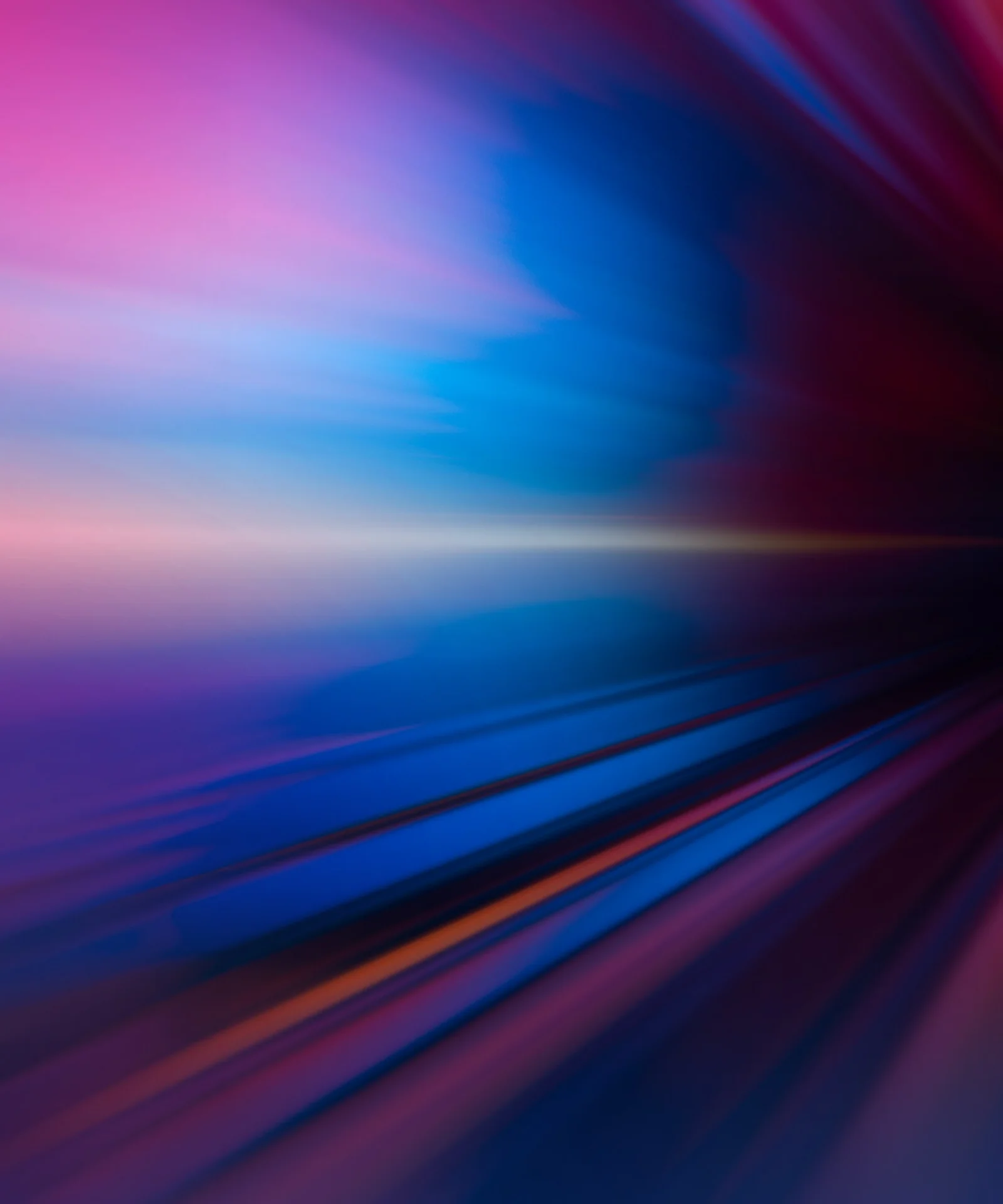 Resumo Impacto Visual da IA Uma imagem abstrata e vibrante com listras azuis, rosa e laranja, simbolizando o impacto dinâmico da IA e da tecnologia no cenário digital.