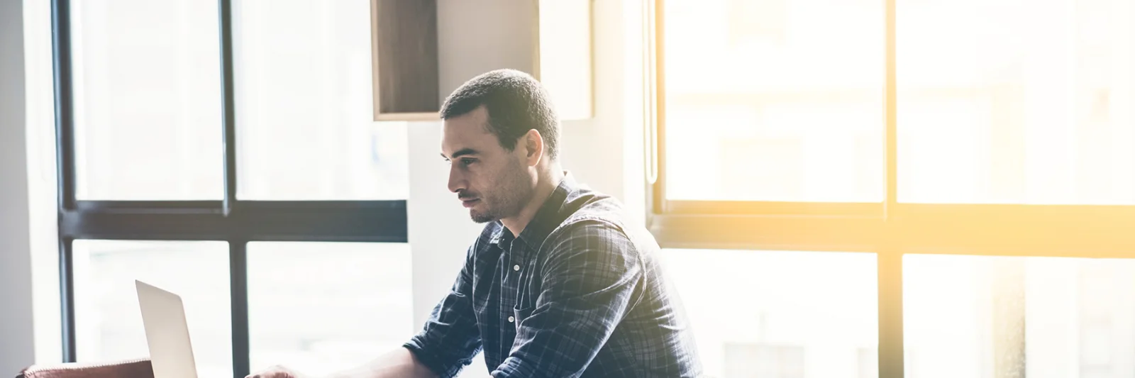 Découvrez comment GFT redéfinit la gestion des droits numériques pour améliorer la sécurité et le contrôle des actifs numériques. Cette image d&#039;un homme concentré sur son travail sur ordinateur portable souligne l&#039;importance des solutions avancées pour protéger et gérer le contenu numérique dans le monde connecté d&#039;aujourd&#039;hui.