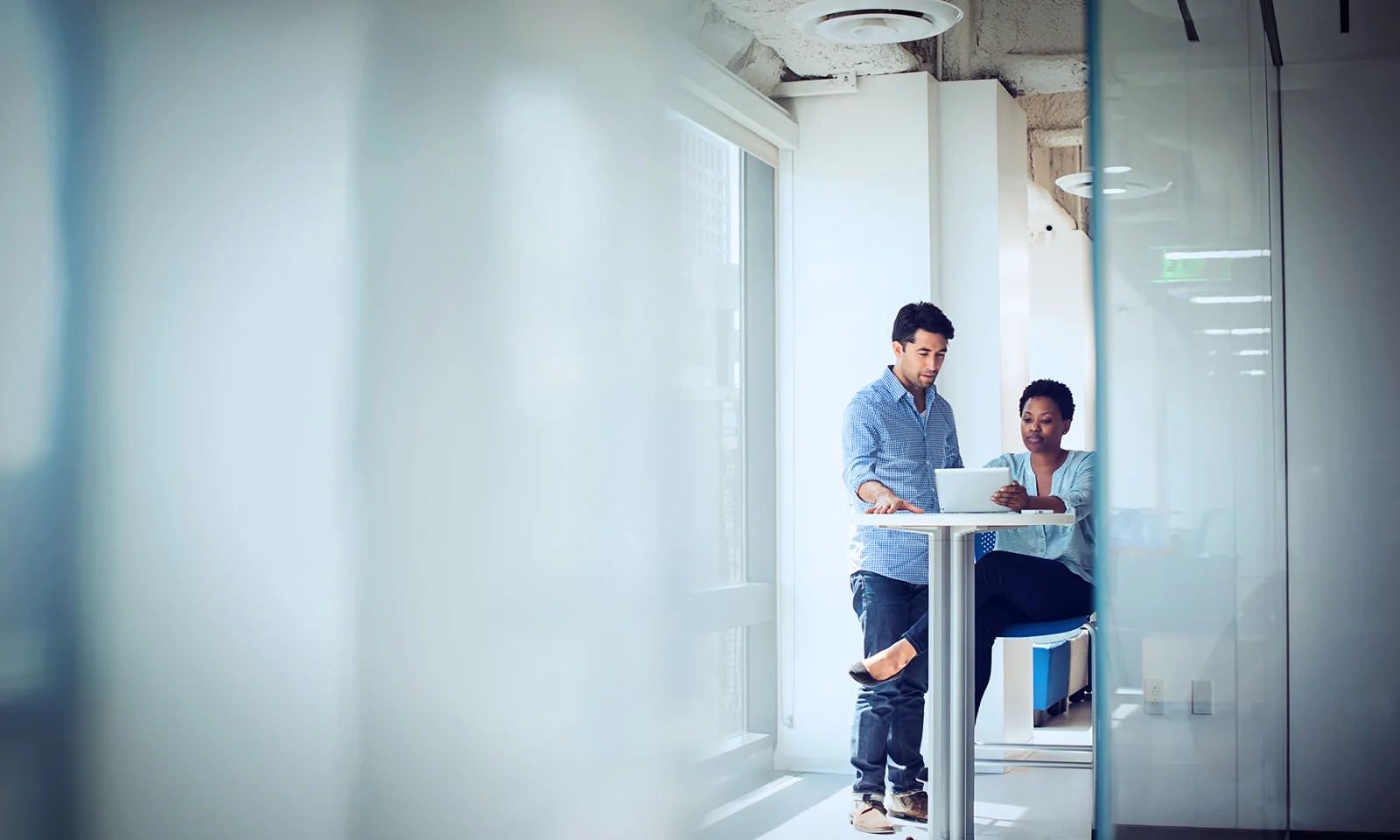 Ein Key Visual für Salesforce, das zwei Fachleute zeigt, die in einer modernen Büroumgebung an einem Laptop zusammenarbeiten. Dieses Bild unterstreicht das Engagement von Salesforce, Teamarbeit und Innovation durch seine Lösungen für das Kundenbeziehungsmanagement (CRM) zu fördern. Entdecken Sie, wie die fortschrittliche Plattform von Salesforce in Zusammenarbeit mit GFT Ihre Geschäftsprozesse und Kundenbindung verbessern kann.