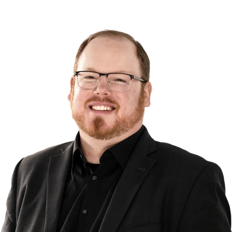 Porträt von Stephan Krahwinkel, einem Fachmann im schwarzen Blazer und mit Brille, der einen wichtigen Ansprechpartner bei Parkoneer darstellt.